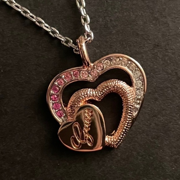 *NEW* GUESS Heart Necklace - Picture 4 of 7